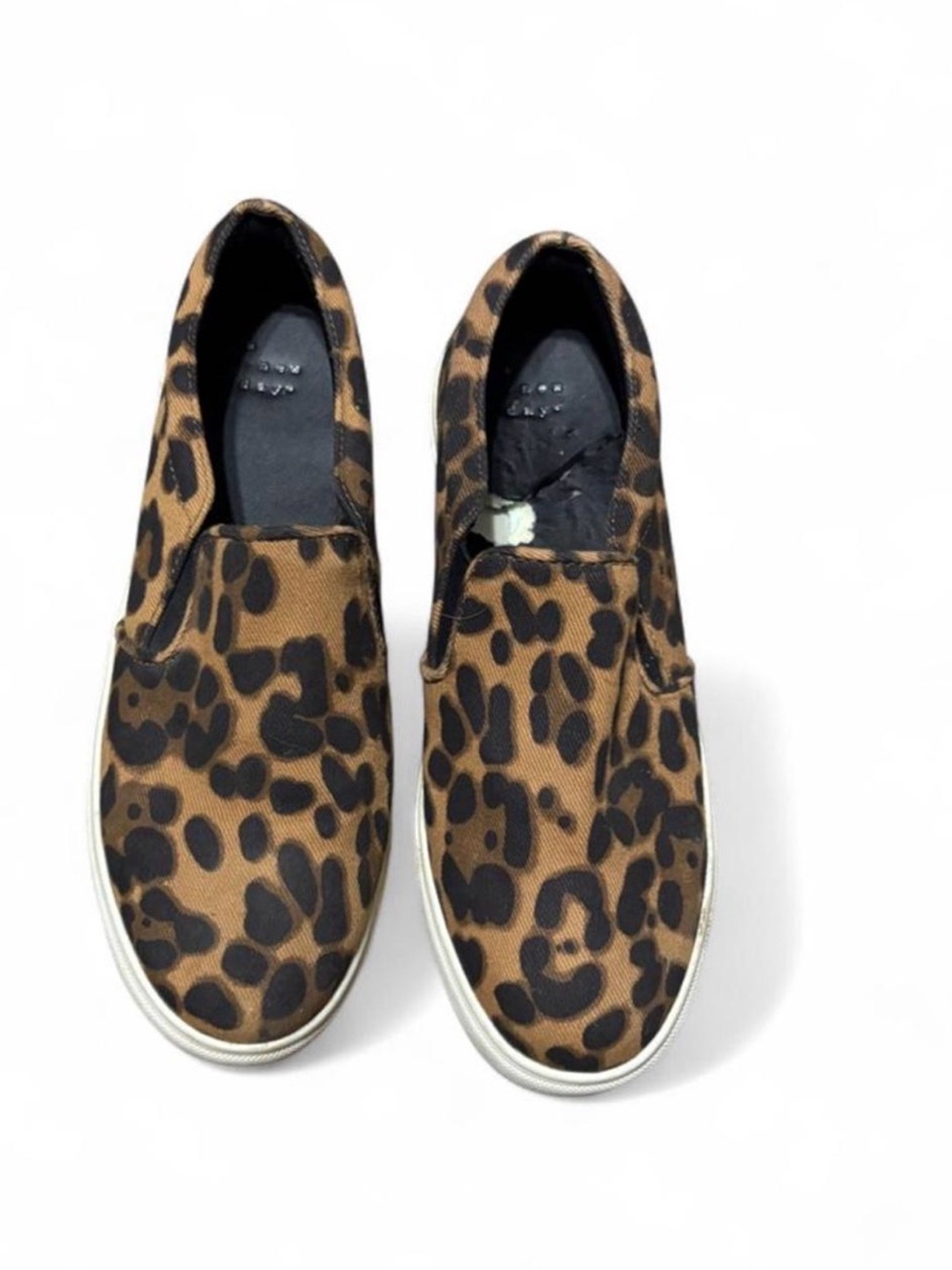 a new day 8.5 Leopard print slip-on sneakers (sole is a damaged)